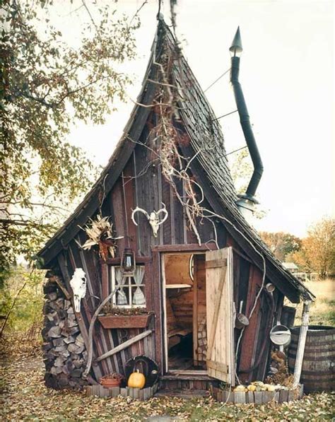 Experience the unique charm of a 12 ft witch's home delit